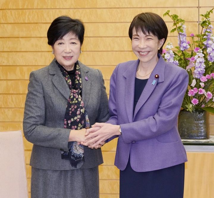 少子化対策などについての会談前に東京都の小池百合子知事（左）と握手する高市早苗首相＝2026年1月22日、首相官邸