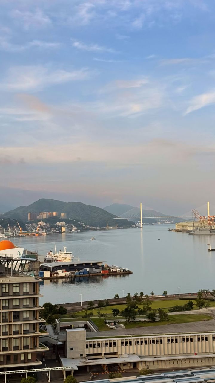バルコニーから朝の港の景色：凪の海面が鏡のよう