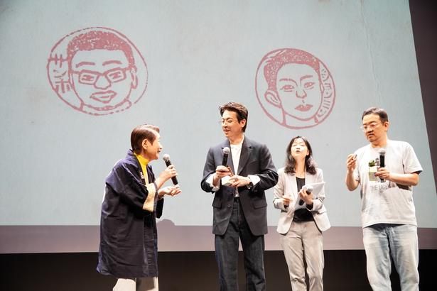 【写真を見る】そっくり！パク・ジョンミン＆ヨン・サンホ監督に、似顔絵と名前が彫られた“世界に1つだけ”のハンコが送られた