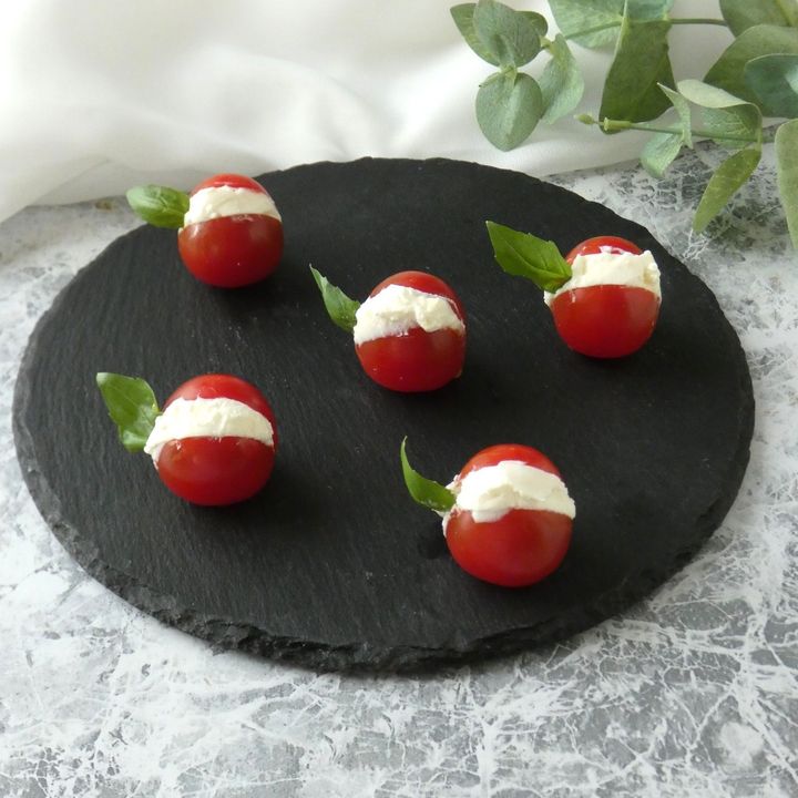 パクパクつまめる！「ミニトマトのクリームチーズサンド」