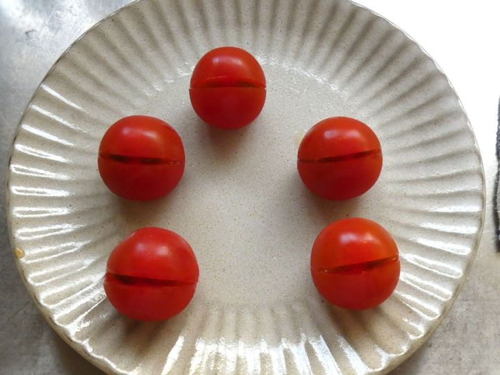 パクパクつまめる！「ミニトマトのクリームチーズサンド」
