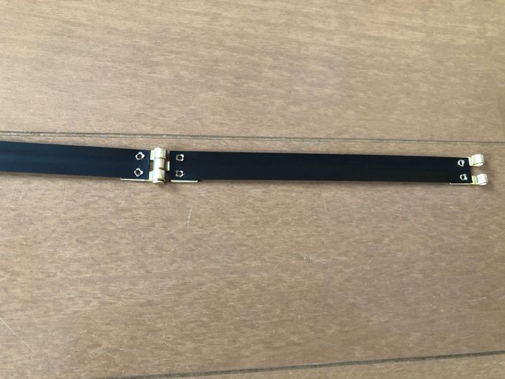 バネ口金の上下を確認し、紐通し口にそれぞれ入れます