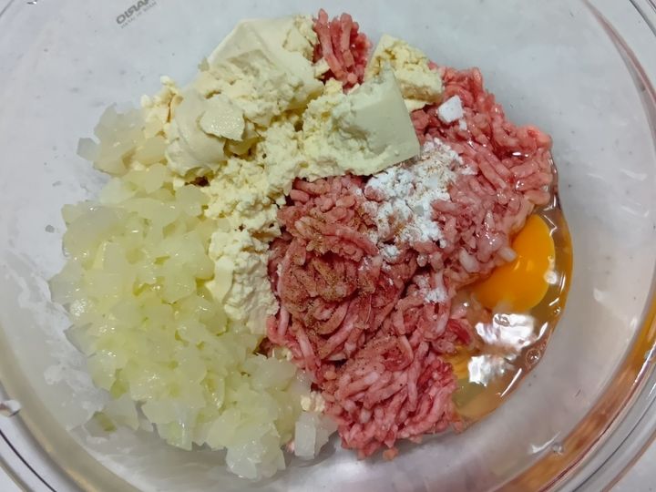 材料を混ぜてハンバーグのタネを作る