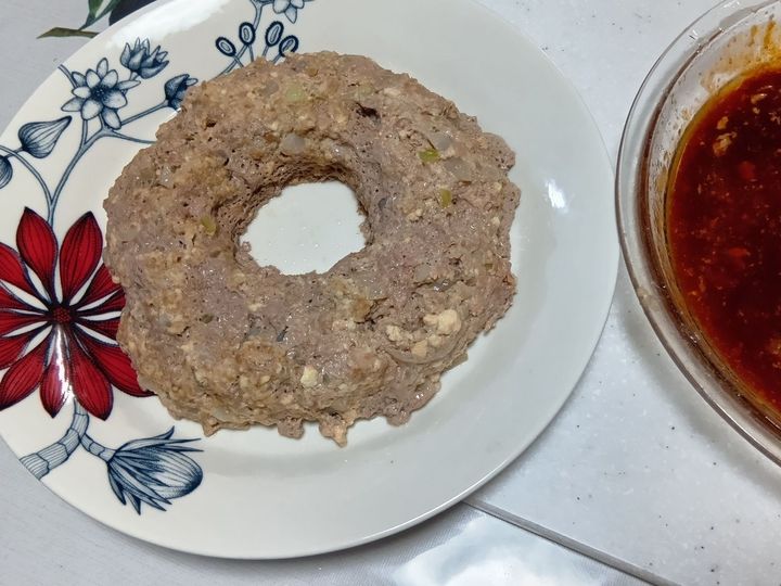 火を使わない！レンチンで完成～！大きなリング豆腐ハンバーグ（野菜もソースもレンチン）
