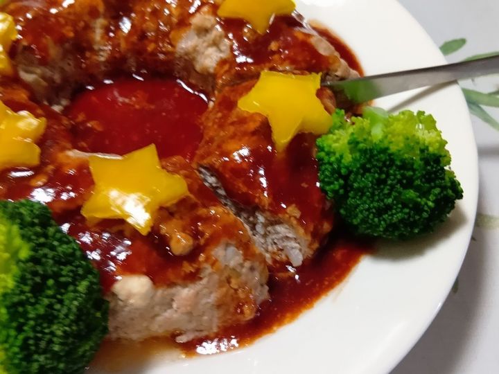 カットしてみると、断面はふんわり柔らか。豆腐入りとは思えない満足感のある、ヘルシーなリングハンバーグに仕上がりました。