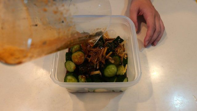 容器に入れたきゅうりと調味料
