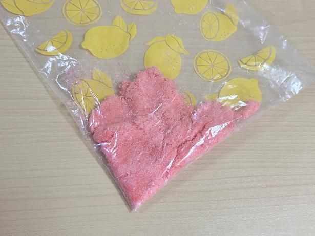 少しポロポロするぐらいでOK。べちゃべちゃになったらやりすぎなので、粉を足していこう