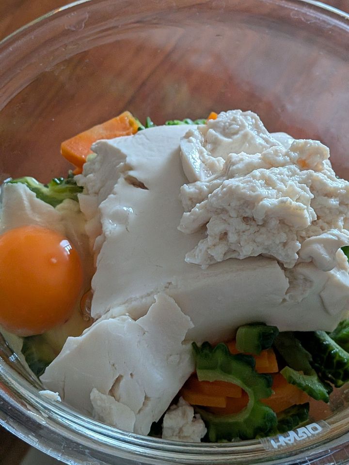 2. 取り出し軽く混ぜ合わせる。豆腐、卵、出汁醤油を入れ軽くかき混ぜたらふんわりラップをし、600wの電子レンジで5分加熱。