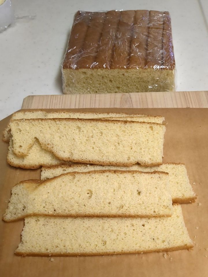 スポンジケーキの周りをカットします！