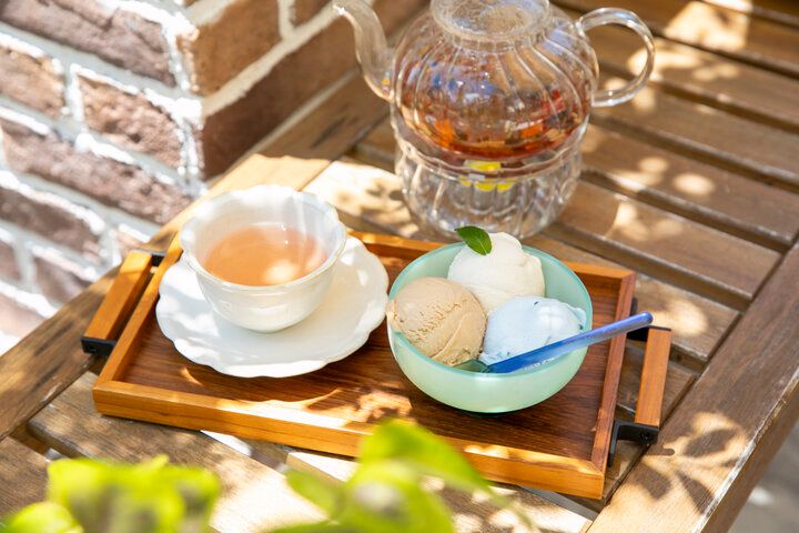 お茶を片手に、小さな手紙をしたためる鎌倉時間「Teahouse AlonAlne」