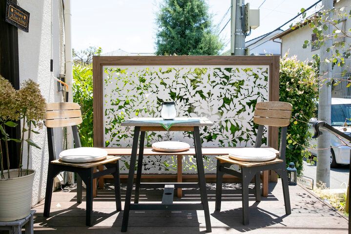 お茶を片手に、小さな手紙をしたためる鎌倉時間「Teahouse AlonAlne」