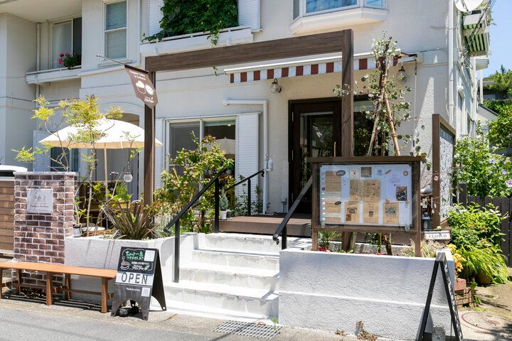 お茶を片手に、小さな手紙をしたためる鎌倉時間「Teahouse AlonAlne」