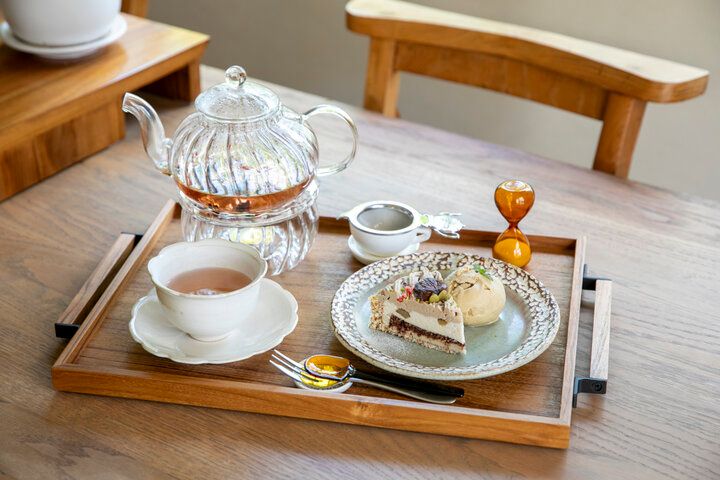お茶を片手に、小さな手紙をしたためる鎌倉時間「Teahouse AlonAlne」