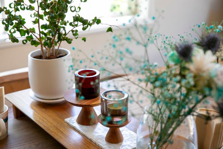 お茶を片手に、小さな手紙をしたためる鎌倉時間「Teahouse AlonAlne」
