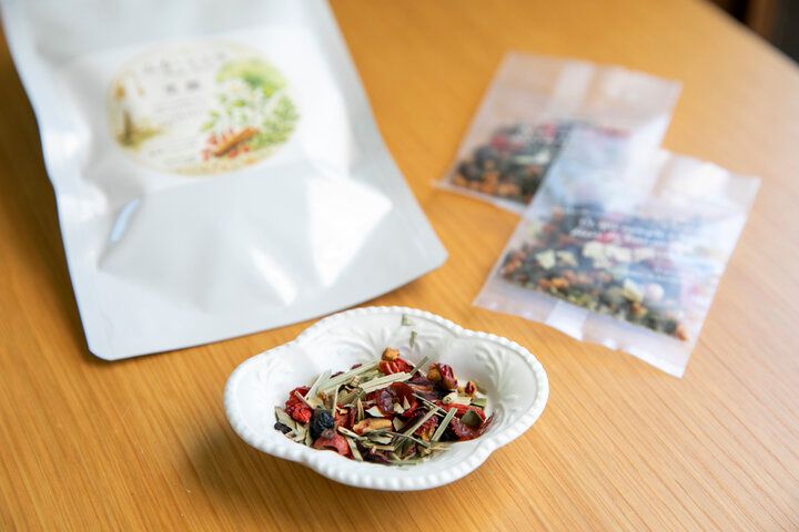お茶を片手に、小さな手紙をしたためる鎌倉時間「Teahouse AlonAlne」