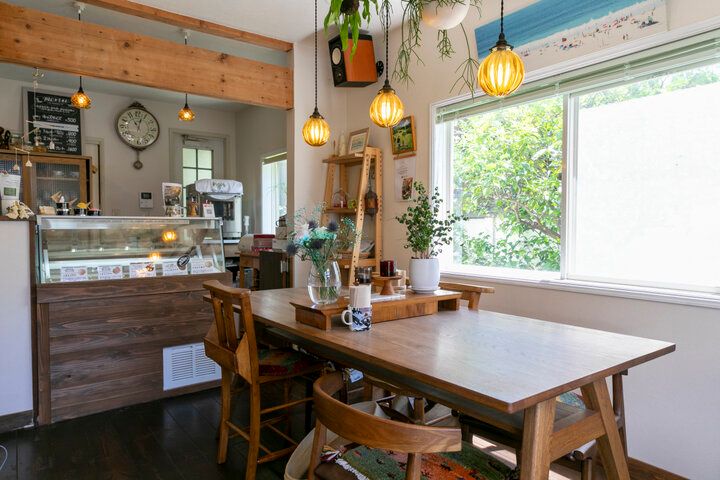 お茶を片手に、小さな手紙をしたためる鎌倉時間「Teahouse AlonAlne」