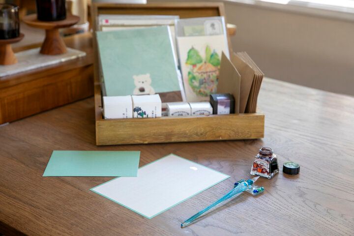 お茶を片手に、小さな手紙をしたためる鎌倉時間「Teahouse AlonAlne」