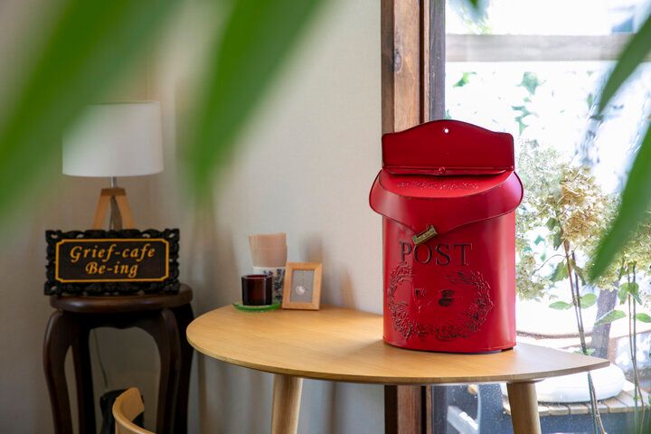 お茶を片手に、小さな手紙をしたためる鎌倉時間「Teahouse AlonAlne」