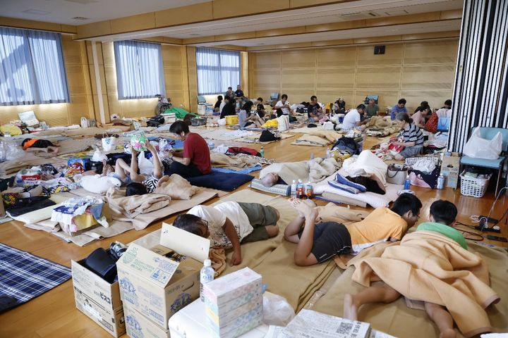 熊本県宇城市内に開設された避難所に避難する被災者（2026年7月30日、EPA＝時事）