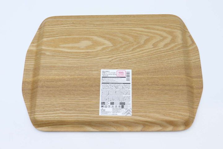 木目調のトレー裏面に貼られた商品情報シール