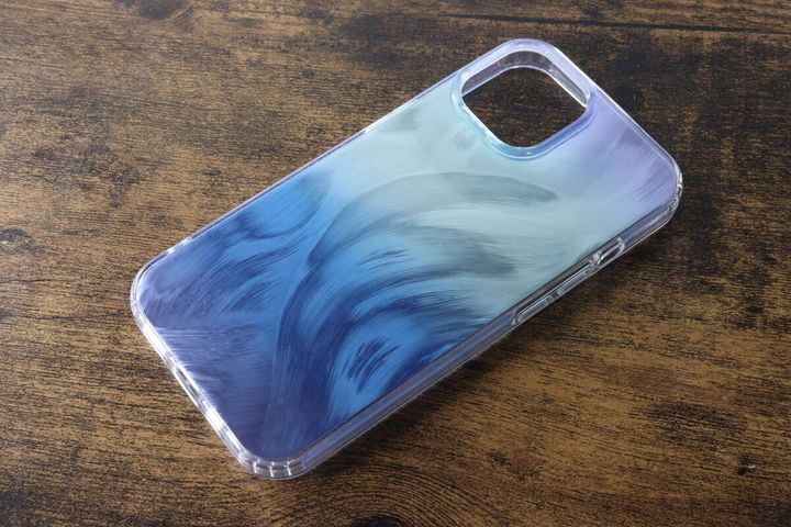 流沙色デザインのiPhoneケースを斜め上から見た様子