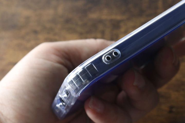 ケースを装着したiPhoneのストラップホール部分のアップ