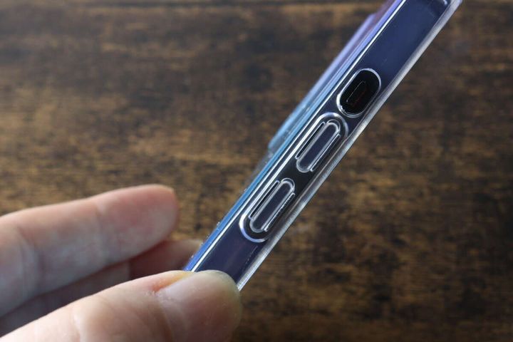 ケースを装着したiPhoneのサイドボタン部分のアップ