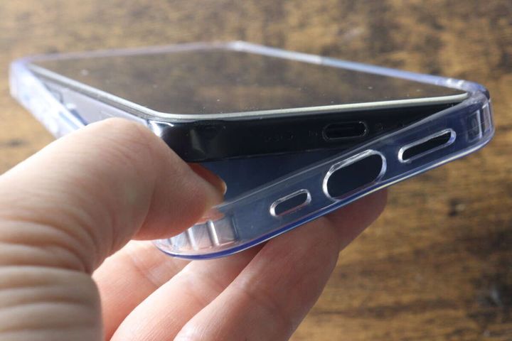 iPhoneからケースを外している様子。柔らかい素材がわかる