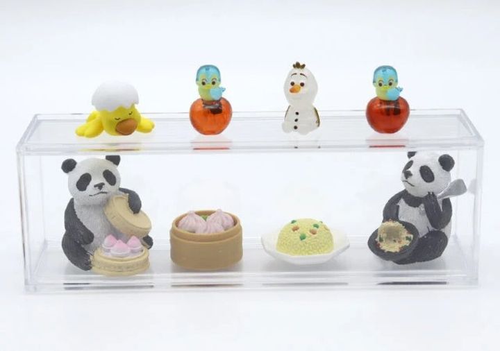 横開きディスプレイケースにパンダや雪だるまのミニチュアが飾られ、ケース上にも置かれている