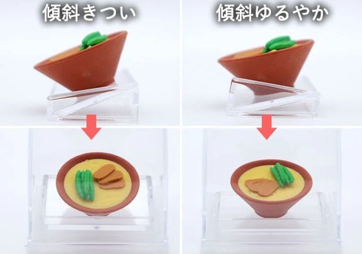 ミニチュアフードディスプレイの土台の傾斜角度を比較。ラーメンのミニチュアが置かれている