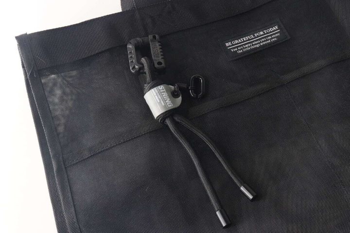 黒いバッグの持ち手部分にストラップキーホルダーを取り付けた状態
