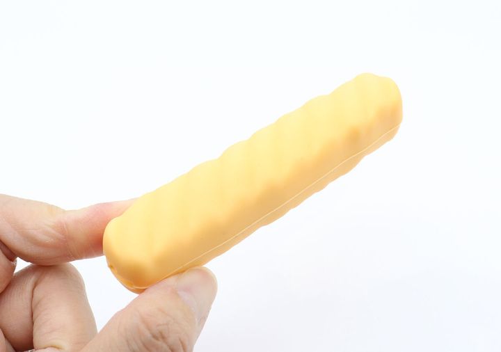 手で持たれたかっぱえびせんの形をしたハサミカバー
