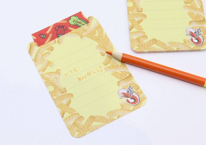メモ帳に「いつもありがとう！」と書かれ色鉛筆が添えられている
