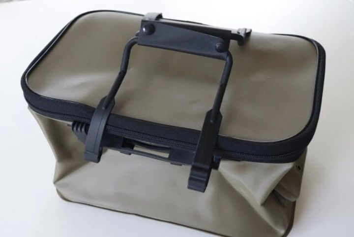 カーキ色のギアバッグを上から見た全体像