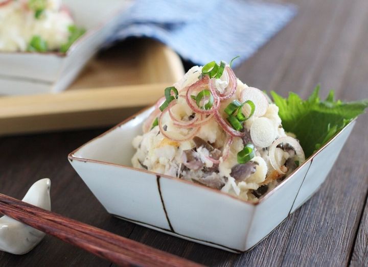 白い器に盛られたしば漬けとちくわのポテトサラダにみょうがと万能ねぎが添えられている