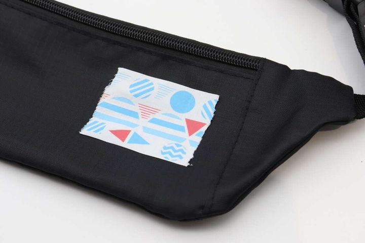 黒いポーチの破れた部分に柄入りダクトテープを貼って補修