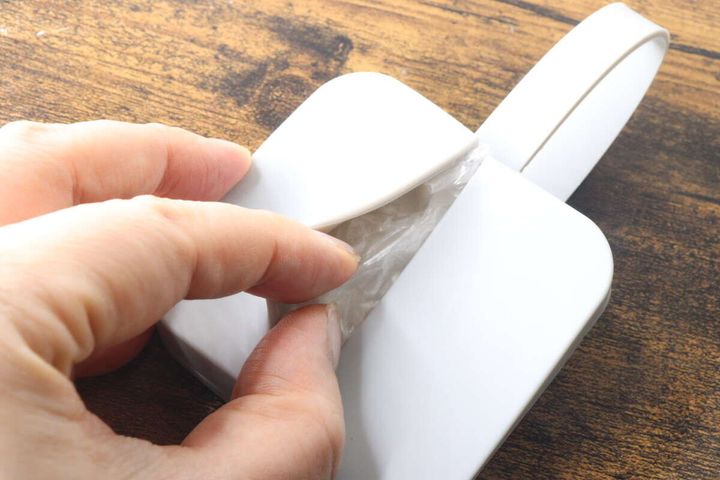 白いシリコーンケースからレジ袋を一枚ずつスムーズに引き出している手元