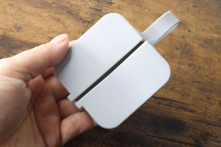 手のひらに乗せた白いシリコーンレジ袋ケースの表側を上から撮影