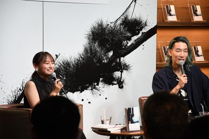 画像: (C)JUN.S 会見を終えた後には、中学・高校の先輩でもあるお笑い芸人でYouTuberの大島育宙（やすおき）氏を招いて、ファンの皆さんの前でトークショーを行った。