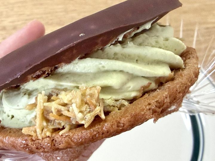 画像2: チョコパイのような表面