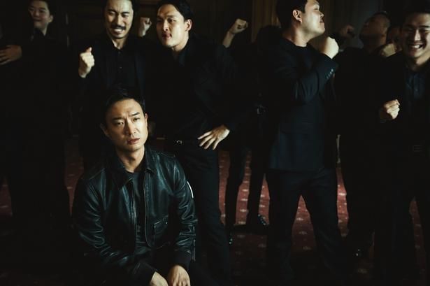 【写真を見る】ボスの本命候補スンテ(チョ・ウジン)役にじん [c] 2025 HIVE MEDIA CORP & MINDMARK, Inc ALL RIGHTS RESERVED.