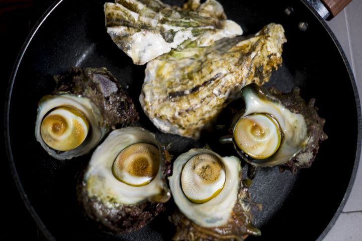 フライパンを使えば家庭でも手軽にサザエの蒸し焼きを楽しめます