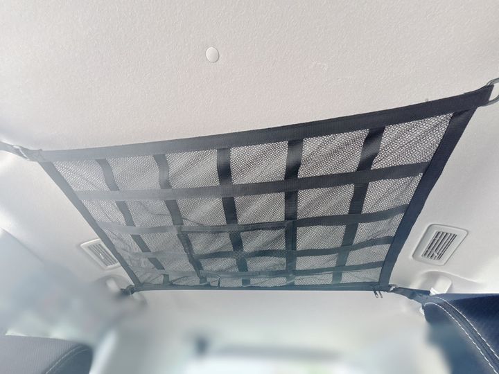車内の天井に収納スペースができた