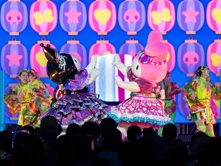 スカートを翻して踊るマイメロディとクロミの後ろ姿