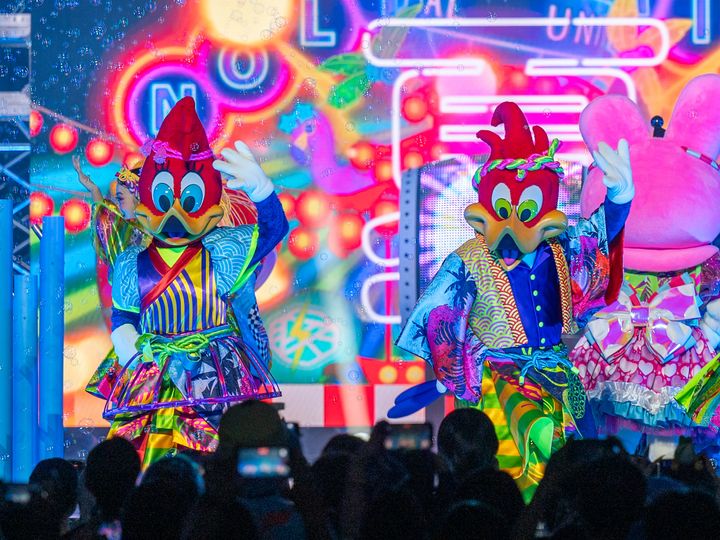 びしょ濡れで踊るウィニーとウッディー