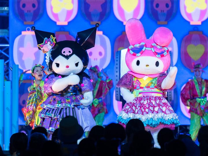 提灯の映像を背にしたクロミとマイメロディ