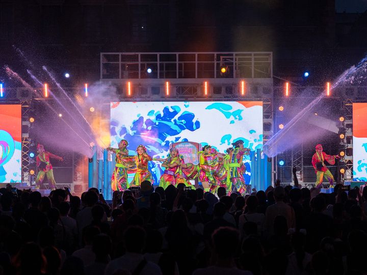 左右から放水される中で踊るダンサーたち
