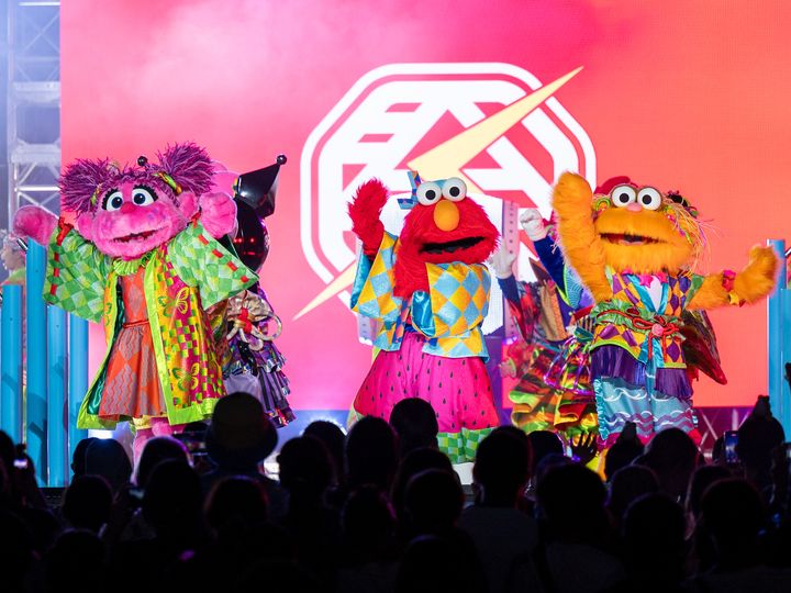 ステージに勢ぞろいしたキャラクターとダンサー
