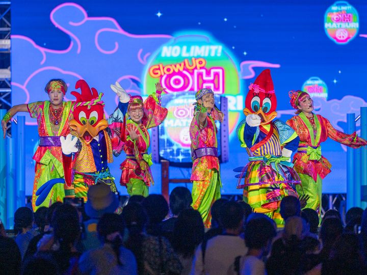 和太鼓を中央に出演者が勢ぞろいした締めの場面