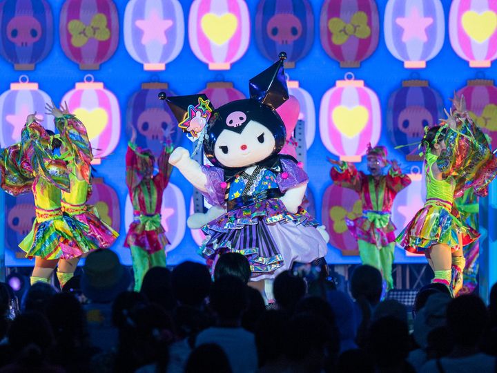 青い照明の中で力強いポーズを決めるクロミ